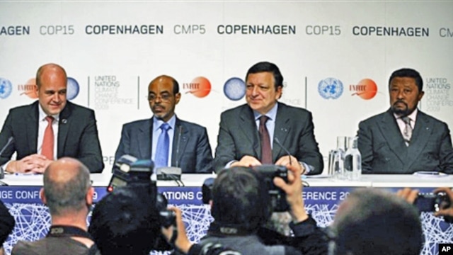 Sweden's PM Fredrik Reinfeldt (L), European Commission chief Jose Manuel Barroso (2ndR), Ethiopia's PM Meles Zenawi and AU Commission Chairperson Jean Ping (R) give a news conference in Copenhagen, 16 Dec 2009