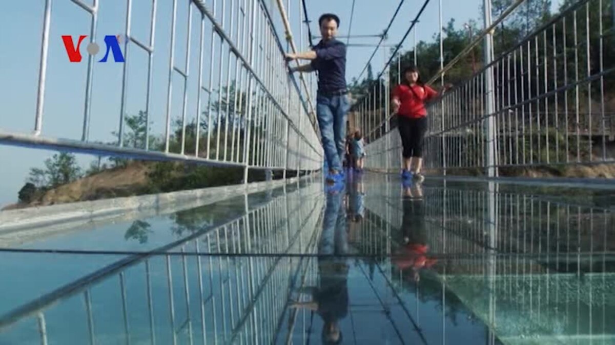 Scary Sights On China S First Glass Bottom Bridge