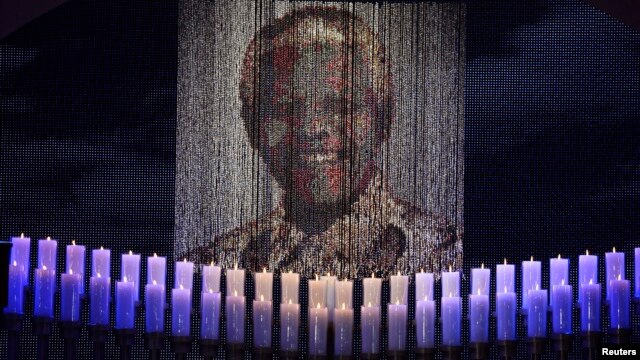 Nến thắp dưới chân dung cựu Tổng thống Nam Phi Nelson Mandela quê nhà Qunu của ông, ngày 15/12/2013.