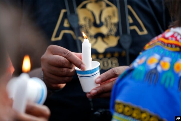 Njerëzit ndezin qirinj për Alton Sterling, i cili u vra nga një polic në Baton Rouge të Luizianës më 6 korrik, 2016.