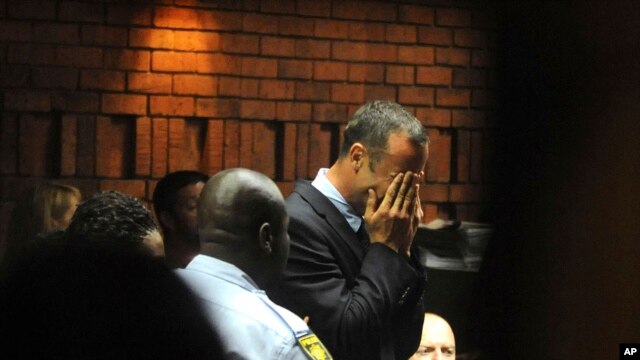 Athlete Oscar Pistorius weeps in court in Pretoria, South Africa, Feb 15, 2013.