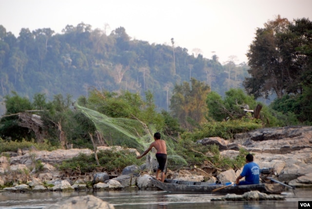 Một ngư dân thả lưới gần Don Sahong. (Ảnh: VOA/Luke Hunt)