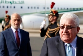 Tổng thống Iraq Fouad Massoum, phải, theo sau là Bộ trưởng Ngoại giao Iraq Ibrahim Al-Jaafari, đến Paris tham dự hội nghị về an ninh
