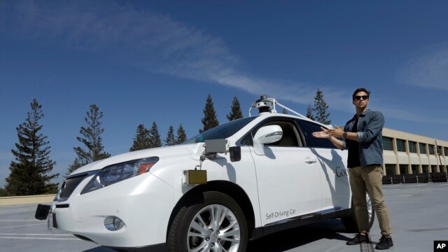 Brian Torcellini, jefe del equipo de operaciones de coches autónomas de Google posa en esta foto de archivo con uno de los vehículos autónomos de la compañía. Un auto similar al de la fotografía tuvo un leve accidente durante una prueba cerca de la sede de la empresa, el pasado 14 de febrero.