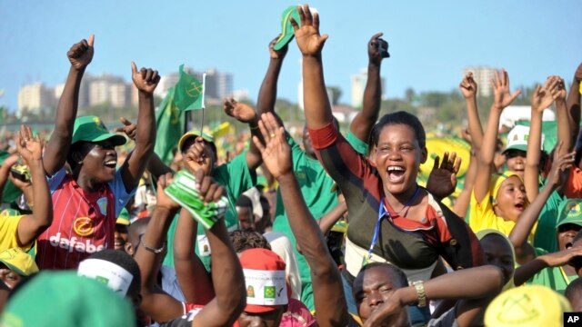 Supporters of presidential candidate John Magufuli of the ruling Chama Cha Mapinduzi party cheer at an election rally in Dar es Salaam, Tanzania, Oct. 23, 2015.