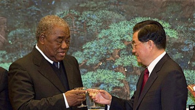 Zambian President Rupiah Banda, left, toasts with Chinese President Hu Jintao after a signing ceremony for a wide range of mining, trade and cultural agreements, at the Great Hall of the People in Beijing, China, Feb. 25, 2010 (file photo)