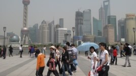 上海外滩上的游人和浦东的高楼，《澎湃新闻》总部在上海（美国之音张楠拍摄）