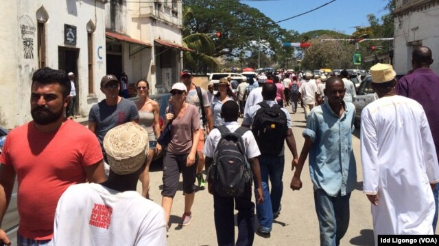 Harakati za watu kwenye njia kuelekea mtaa wa Forodhani Unguja, Zanzibar