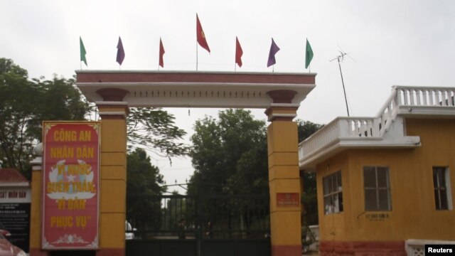 Pintu gerbang penjara "Number Five" di propinsi Thanh Hoa, sekitar 200 kilometer sebelah selatan kota Hanoi (Foto: dok). Pemerintah Vietnam menjatuhkan vonis tiga tahun penjara atas Vo Viet Dzien, seorang aktivis demokrasi Vietnam, Selasa (15/1).