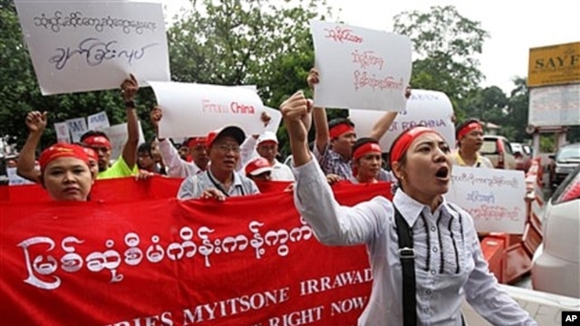 Burmese people in Kuala Lumpur, Malaysia, protest Myitsone hydropower dam project, Sept. 22, 2011.