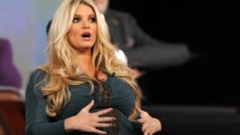 La cantante Jessica Simpson habla durante una entrevista en televisión. Simpson confirmó que espera su segundo hijo.