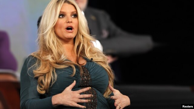 La cantante Jessica Simpson habla durante una entrevista en televisión. Simpson confirmó que espera su segundo hijo.