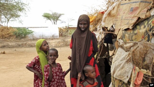 A Somali refugee woman stands with her children outside their makeshift shelter at the Dagahaley camp in Dadaab, near the Kenya-Somalia border, (File)