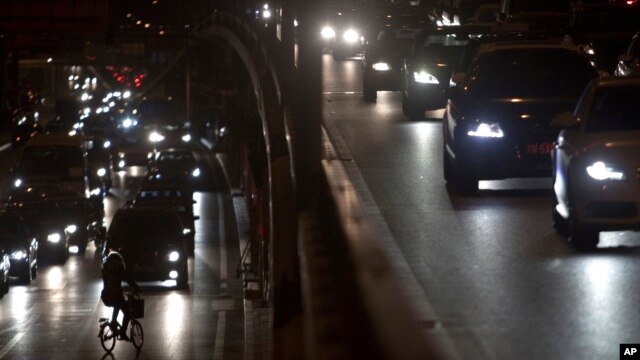 La iluminación en las carreteras podría en pocos años sufrir un avance que significaría el ahooro de millones de dólares.