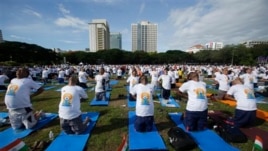 Hàng ngàn người dự buổi thực hành yoga trong sân Đại học Chulalongkorn ở Bangkok đánh dấu Ngày Yoga Thế Giới