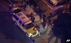 Al menos 13 personas murieron en el tiroteo en un bar de California, incluyendo al presunto atacante.