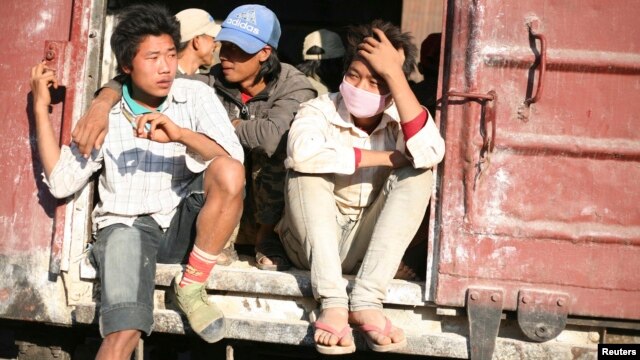 Kachindagi mojaro sababli minglab ishchi muhojirlar hududdan qochib chiqmoqda.