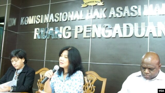 Komnas HAM dalam konferensi terkait tindakan represif berlebihan Densus 88 dalam penanganan terorisme di Poso. Dari kiri: Anggota Komas HAM Nur Siti Laila, Ketua Komisi Pemantauan dan Penyelidikan Komnas HAM Siane Indriani (tengah), Anggota Komnas HAM Natalius Pigai (kanan). (Foto: VOA/Fatiyah Wardah)