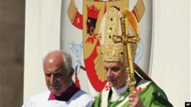 Pope Benedict XVI arrives to celebrate an open-air mass at Palermo, on the island of Sicily, 03 Oct 2010