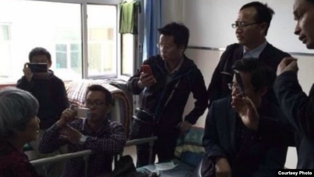 多名维权律师5月11日突破阻拦见到徐纯合的母亲 (网络图片)