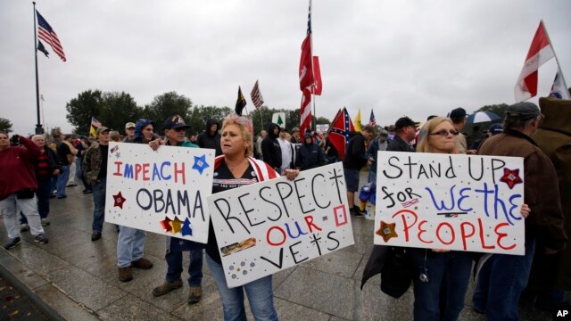 Đám đông giật đổ các rào cản dựng lên tại những đài kỷ niệm bị đóng cửa.  Họ mang một số rào cản đến Tòa Bạch Ốc cùng với những biểu ngữ chỉ trích Tổng thống Obama, ngày 13/10/2013.