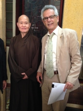 Dân biểu Mỹ Alan Lowenthal thăm Đại Lão Hòa Thượng Thích Quảng Độ, Tăng Thống Giáo Hội Phật Giáo Việt Nam Thống Nhất, tháng 5/2015.