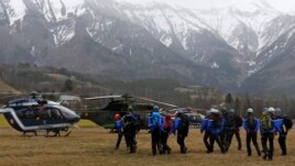 Nhân viên cứu hộ chuẩn bị lên trực thăng đến địa điểm tai nạn, ngày 24/3/2015.