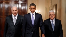 US President Barack Obama is seen with Israeli Prime Minister Benjamin Netanyahu (L) and Palestinian President Mahmoud Abbas walking toward the East Room of the White House in Washington September 1, 2010.
