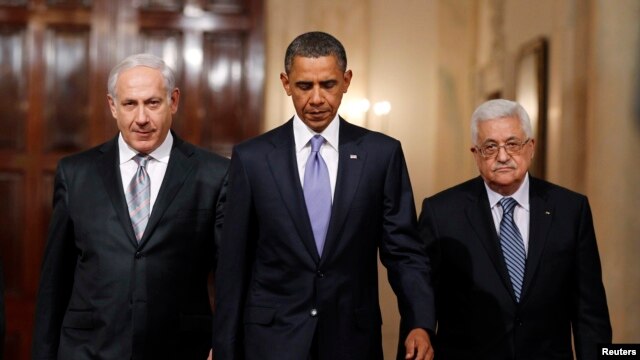 US President Barack Obama is seen with Israeli Prime Minister Benjamin Netanyahu (L) and Palestinian President Mahmoud Abbas walking toward the East Room of the White House in Washington September 1, 2010.