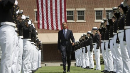 Predsednik Obama na diplomskoj ceremoniji pitomaca Akademije američke obalske straže u Nju Londonu, u Konektikatu, 20. maja 2015.