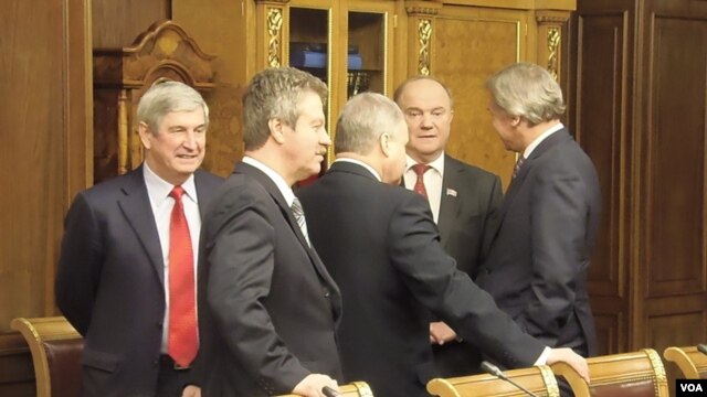 俄罗斯下议院国家杜马副议长梅里尼科夫（左一）3月23日在国家杜马中等待会晤来访的中国领导人习近平，右二是俄共领袖久加诺夫(美国之音白桦拍摄)