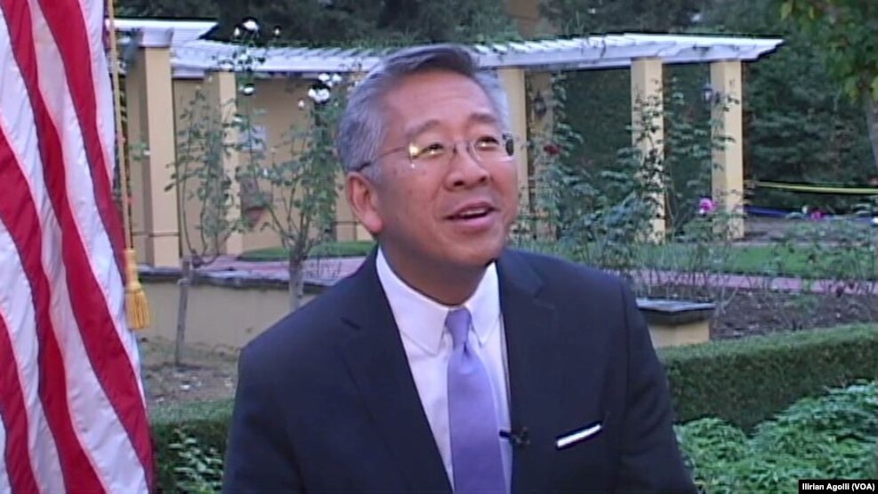 Ambasadori amerikan Donald Lu