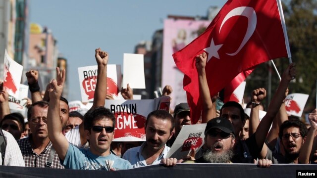 Người biểu tình hô khẩu hiệu chống chính phủ tại Istanbul.