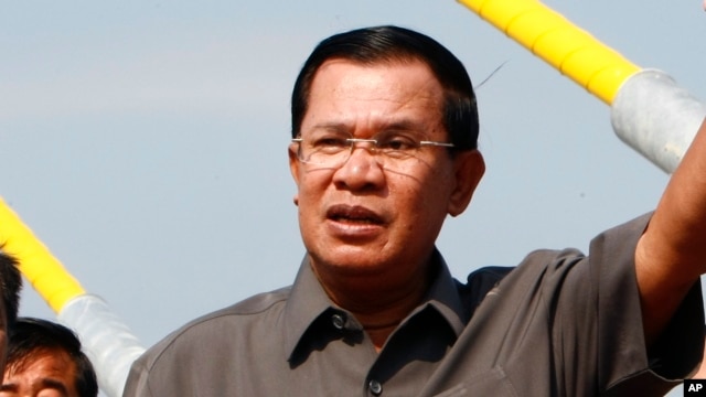 Thủ tướng Campuchia Hun Sen nói rằng tranh chấp lãnh hải ở Biển Đông không phải là một vấn đề của toàn thể khối ASEAN mà là vấn đề song phương giữa các nước có liên quan