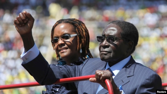 Zimbabwe President Robert Mugabe and his wife Grace arrive for his inauguration as President, in Harare, August 22, 2013. 