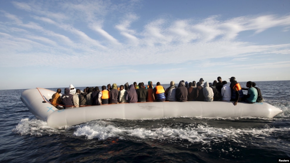 Những di dân muốn vượt biển sang châu Âu bị tuần duyên Libya chặn và bắt chuyển hướng đến Tripoli, 29/9/2015. 