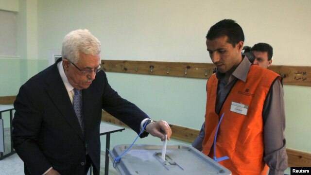 Tổng thống Palestine Mahmoud Abbas bỏ phiếu tại phòng phiếu ở Al-Bireh, kế thành phố Ramallah ở Vùng Bờ Tây, ngày 20/10/2012.  