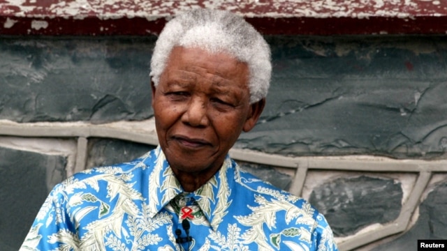 Nelson Mandela sering mengenakan baju bermotif batik dalam berbagi peristiwa (foto: dok). 