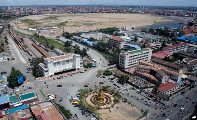 ​រូប​ថត​ថត​កាល​ពី​ថ្ងៃ​ទី​១១​ ខែ​កក្កដា ឆ្នាំ២០១១​នេះ ​បង្ហាញ​ទិដ្ឋភាព​ថត​ពី​លើ​នៃ​បឹងកក់​រាជធានី​ភ្នំពេញ ដែល​ត្រូវ​លុប ហើយ​ដែល​នៅ​ទី​នោះ​មាន​ពលរដ្ឋ​ច្រើន​ពាន់​នាក់​បាន​រង​ការ​បណ្តេញ​ចេញ។ (Heng Sinith/AP)