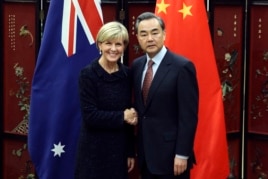 Ngoại trưởng Trung Quốc Vương Nghị trong cuộc họp báo chung với Ngoại trưởng Australia Julie Bishop tại Bắc Kinh, ngày 17/2/2016. Ông Vương tuyên bố Trung Quốc có quyền thiết lập cơ sở quân sự trên những hòn đảo ở Biển Đông.