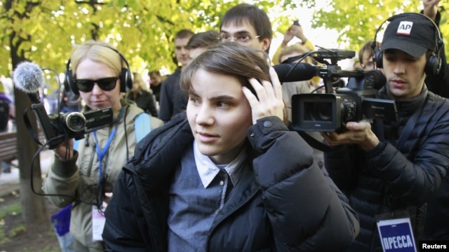 Yekaterina Samutsevich (depan), salah seorang anggota band 'Pussy Riot' menghadiri unjuk rasa oposisi di Moskow (20/10). 