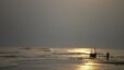 Nelayan tradisional pantai Lampanah Aceh kembali dari melaut di perairan Aceh yang strategis berbatasan langsung dengan Samudera Hindia. (VOA/Budi Nahaba)
