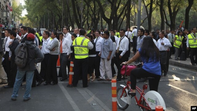 Los residentes en ciudad de México regresan a sus labores tras ser evacuados debido al temblor en Michoacán.