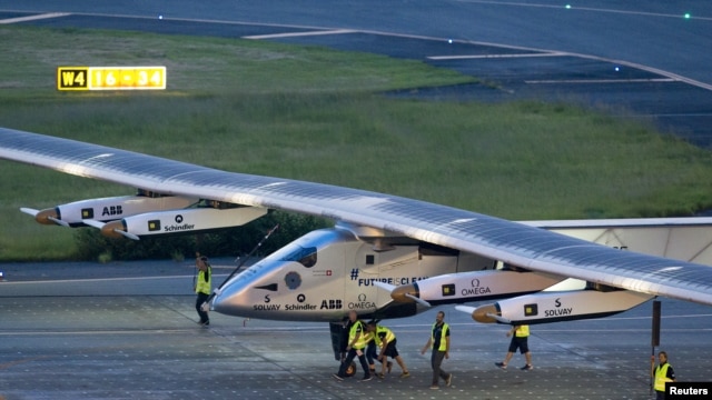 Máy bay năng lượng mặt trời Solar Impulse 2 cất cánh từ sân bay Nagoya sáng sớm hôm nay.