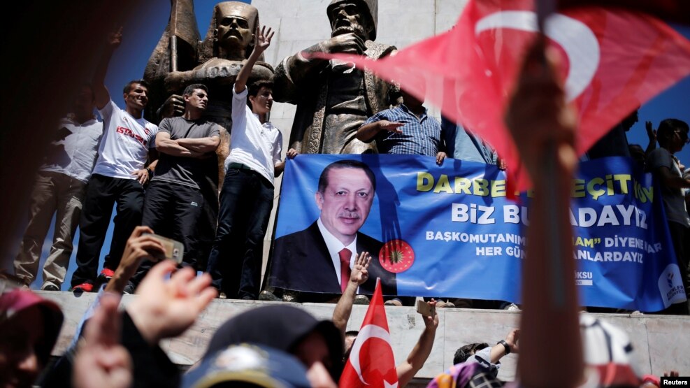 Những người ủng hộ Thủ tướng Tayyip Erdogan biểu tình tại công viên Sarachane ở Istanbul, Thổ Nhĩ Kỳ, 19/7/2016.