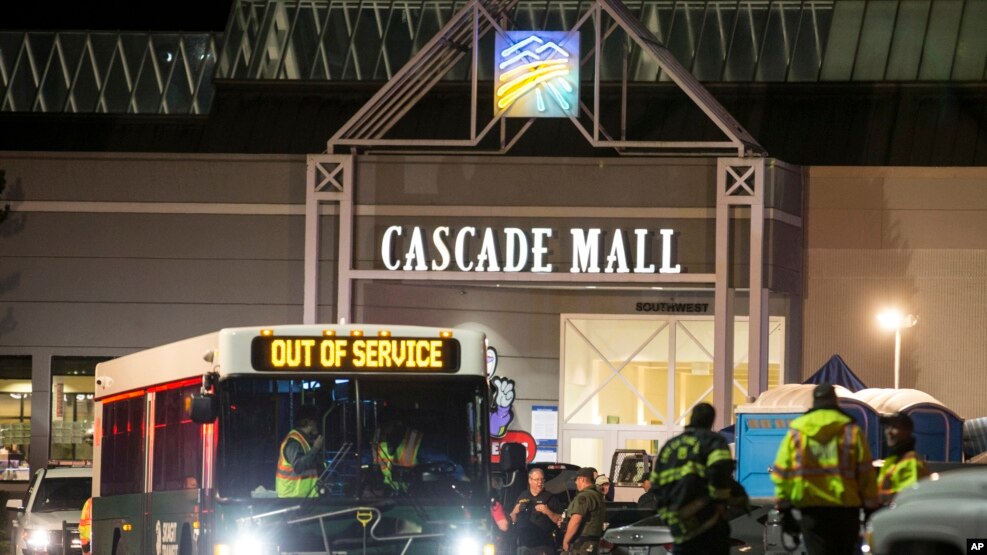 Nhân viên cấp cứu đứng trước cửa của Trung tâm thương mại Cascade, hiện trường của một vụ nổ súng khiến nhiều người thiệt mạng, ngày 23 tháng 09 năm 2016, tại Burlington, bang Washington.