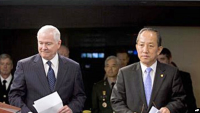 US Defense Secretary Robert Gates (l),and his South Korean counterpart Kim Tae-young at the Pentagon, 08 Oct 2010