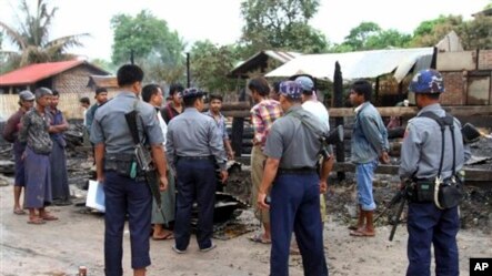 ကန္႔ဘလူၿမိဳ႕နယ္ ထန္းကုန္းေက်းရြာတြင္း အၾကမ္းဖက္တိုက္ခိုက္မႈမ်ားျဖစ္ပြားတဲ့ေနရာမွာ ရဲလံုျခံဳေရးမ်ားကို ေတြ႔ရစဥ္။ (ၾသဂုတ္လ ၂၆၊ ၂၀၁၃)