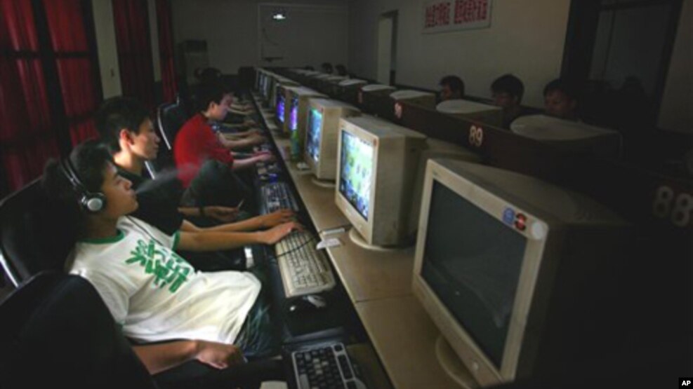 中国青年在网吧上网