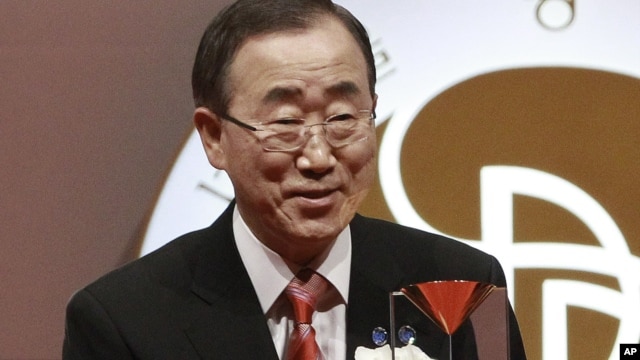 U.N. Secretary General Ban Ki-moon holds the trophy of Seoul Peace Prize during the award ceremony in Seoul, South Korea, October 29, 2012.